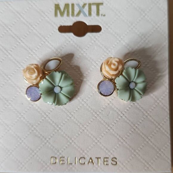 Nine West Scalloped edge white & yellow large tote bonus earrings & coin purse - Picture 7 of 8